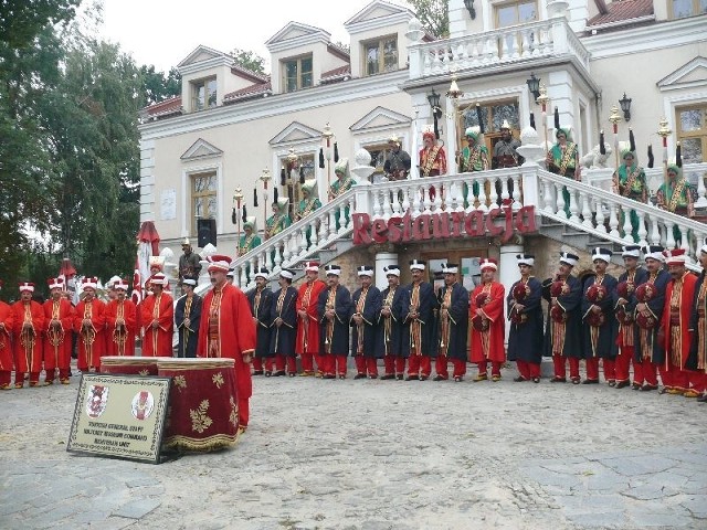 Koncert Tureckiej Orkiestry Wojskowej Mehteran na dziedzińcu Pałacu Tarnowskich w Ostrowcu.