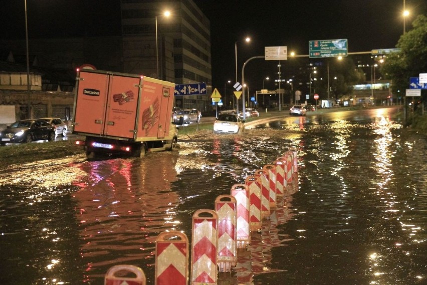 Gwałtowna burza we Wrocławiu. Zalane ulice i powalone drzewa (ZDJĘCIA, FILMY)