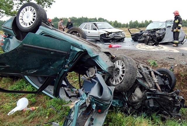 Rodzina z Kędzierzyna Koźla jadąca fiatem brava trafiła do szpitala po niedzielnym wypadku w Szymanówce w powiecie opatowskim.