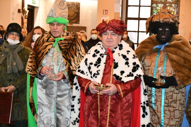 W role Trzech Króli wcielili się (od lewej) sekretarz gminy Ożarów Tomasz Sobieraj, burmistrz Ożarowa Marcin Majcher, pracownik Urzędu Miejskiego Grzegorz Wydrzycki.