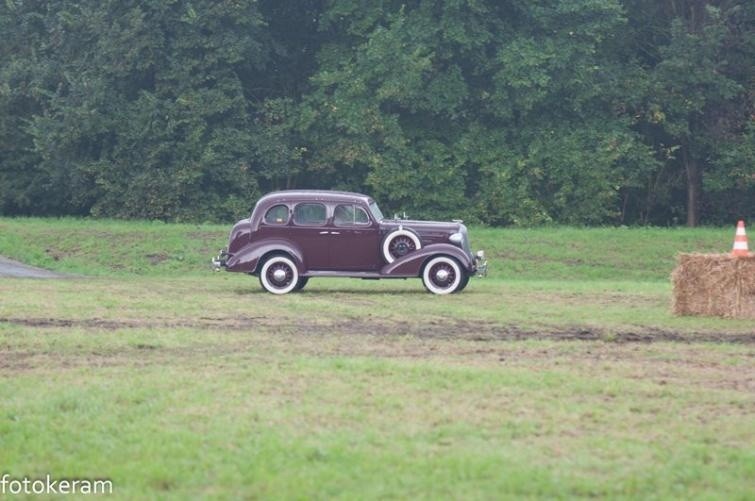 Widowiskowe próby sportowe samochodów zabytkowych na Moto...