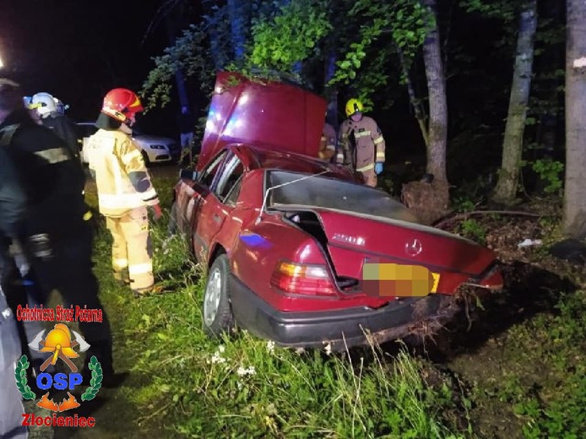 Zabytkowy mercedes roztrzaskany na drzewie