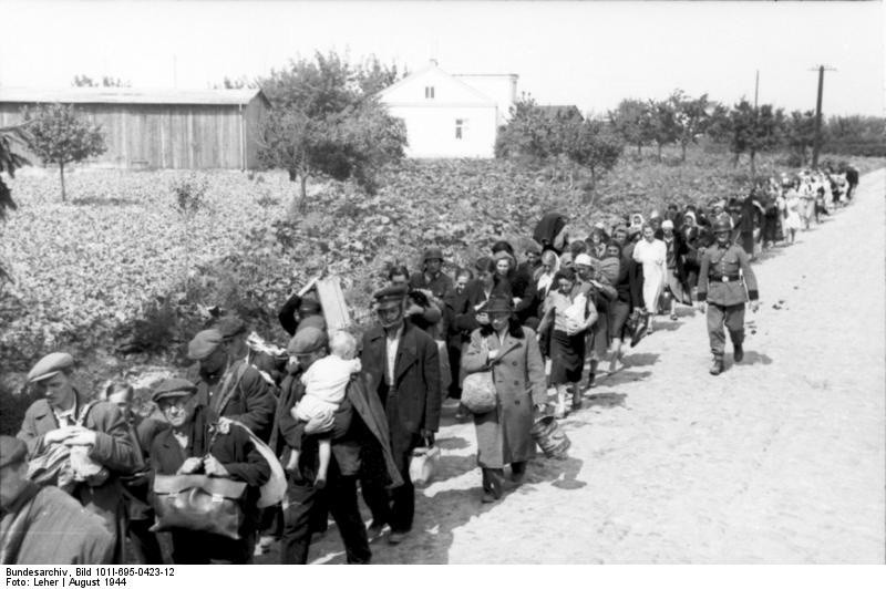 Wysiedleńcy pędzeni pieszo do obozu w Pruszkowie