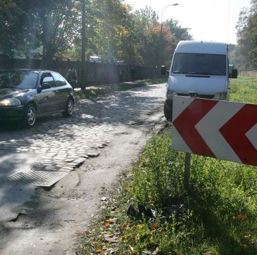 Bruk ulicy Głowackiego nie był zmieniany od czasów przedwojennych. Na uniwersytet, do którego prowadzi, przyjeżdża wielu gości zagranicznych. Patrzą, widzą, komentują.