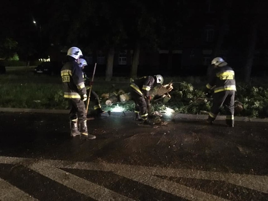 Niespokojna noc w powiecie zambrowskim. Burza i silny wiatr wyrządziły szkody. Z budynku Domu Dziecka wyleciało okno (zdjęcia)