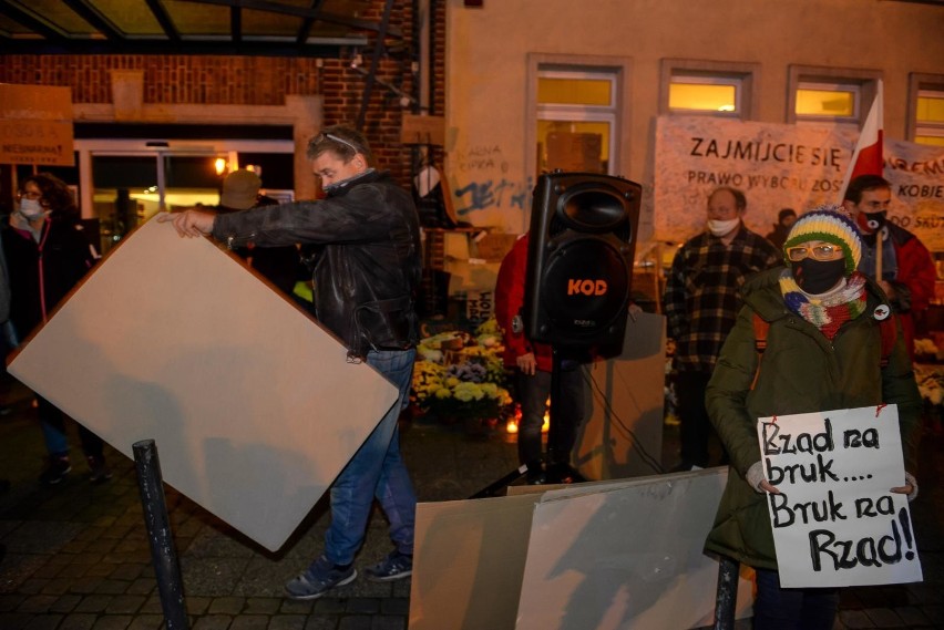 Strajk kobiet. Protest w Gdańsku w środę 4.11.2020. Demonstranci spisali swoje postulaty do wojewody pomorskiego