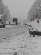 Ciężarówki nie mogą podjechać pod górę przez śnieg. Trudne warunki na drogach Dolnego Śląska