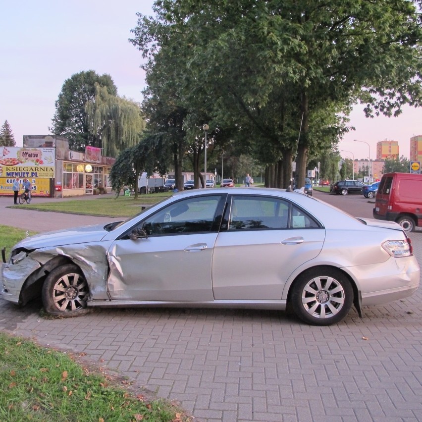 Wypadek na ul. Dąbrowskiego w Oświęcimiu. Dwie osoby trafiły do szpitala