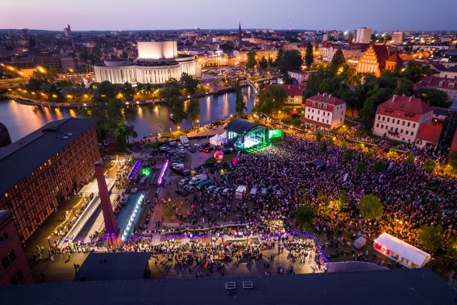 W sobotni (4 czerwca) wieczór Wyspa Młyńska w Bydgoszczy była „Wyspą Kina”, bo takim hasłem co roku odbywa się koncert na Święto Województwa Kujawsko-Pomorskiego. Piosenki z filmów, śpiewane przez popularnych wokalistów, przyciągnęły tłumy bydgoszczan