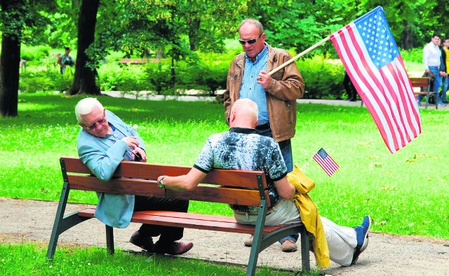 Na ławeczkach w parku Krasińskich spotykali się ci, którym nie udało się obejrzeć i posłuchać prezydenta USA.