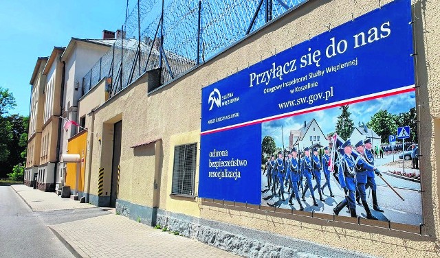 Areszt Śledczy w Słupsku pilnie poszukuje pracowników. Na zdjęciu: wejście od ul. Sądowej