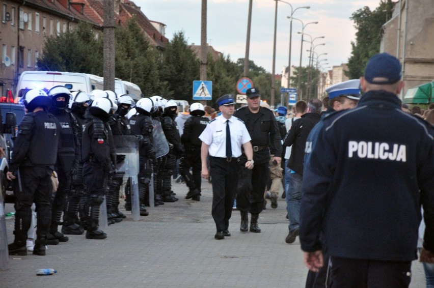 Ponad 450 policjantów pilnowało porządku w okolicy stadionu,...