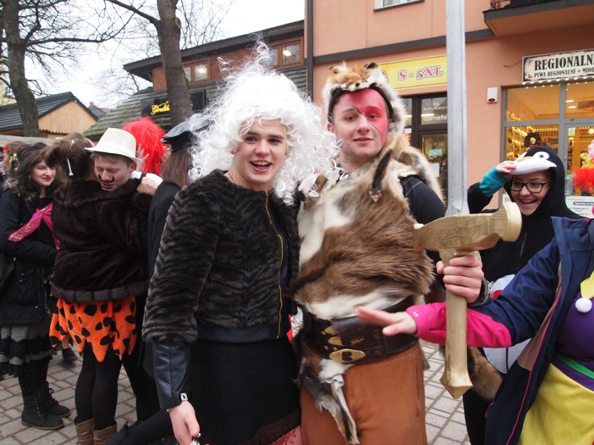 Zakopane. Maturzyści zatańczyli poloneza na Krupówkach [ZDJĘCIA,WIDEO]