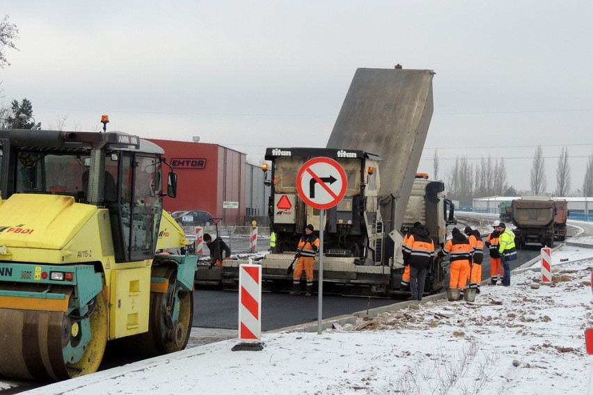 Na ulicy Łódzkiej pomimo zmiennej pogody cały czas trwają...