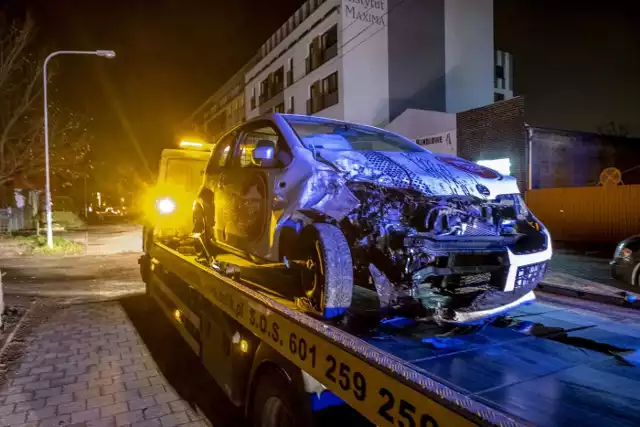 W sobotę przed godz. 17 na skrzyżowaniu ulic Głogowskiej I Sielskiej w Poznaniu doszło do czołowego zderzenia dwóch samochodów osobowych. Jedno z rozbitych aut uderzyło także w słup. W wypadku został ranny jeden z kierowców oraz przypadkowy przechodzień.Zobacz zdjęcia z wypadku --->