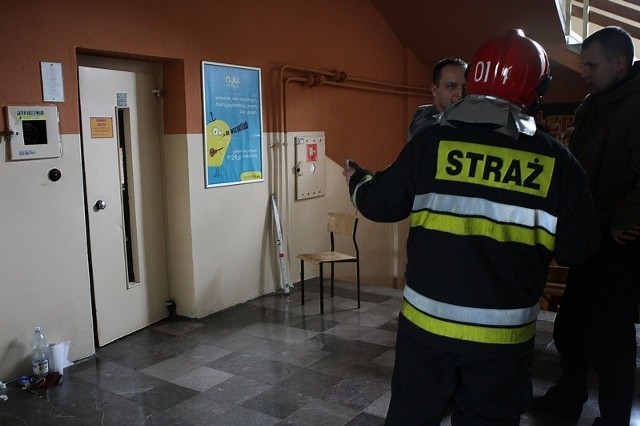 Wypadek w budynku ZUT-u w Szczecinie: runęła winda z dwoma mężczyznami w środku.