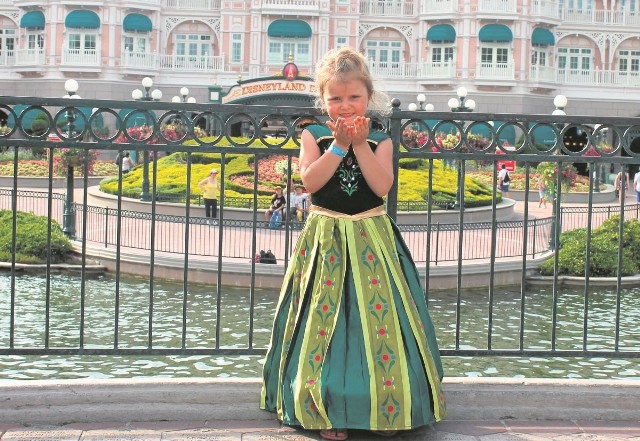 Mała Miss Ziemi Świętokrzyskiej 2014, Wiktoria Adaś w sukience Anny z bajki „Kraina lodu” przed Eurodisneylandem.