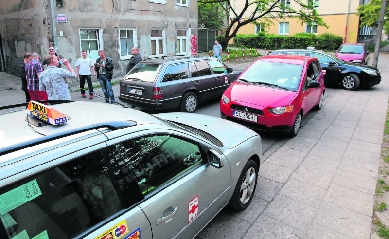 Trzy taksówki zablokowały na ul. Drukarskiej samochód...