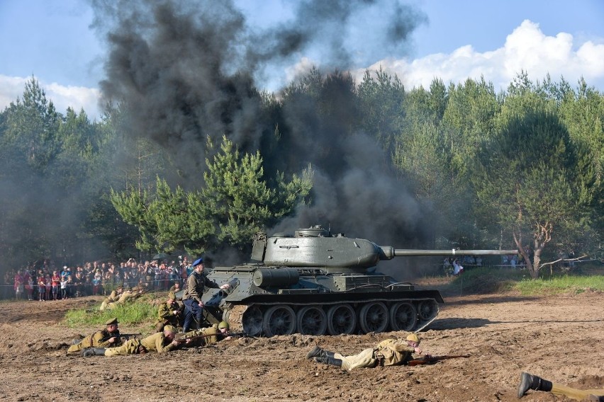 600 rekonstruktorów na Pikniku Militarnym (zdjęcia)