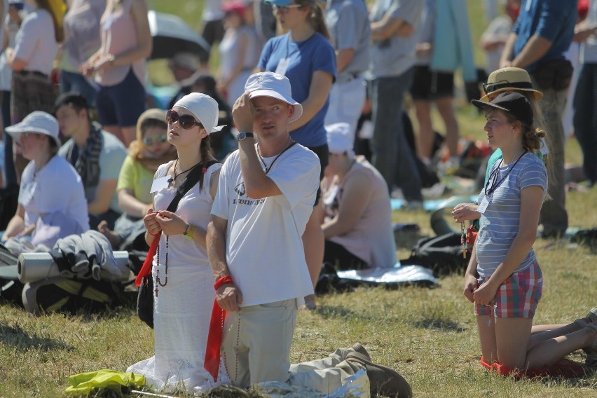 Lednica 2018: Tysiące młodych osób na Polach Lednickich....