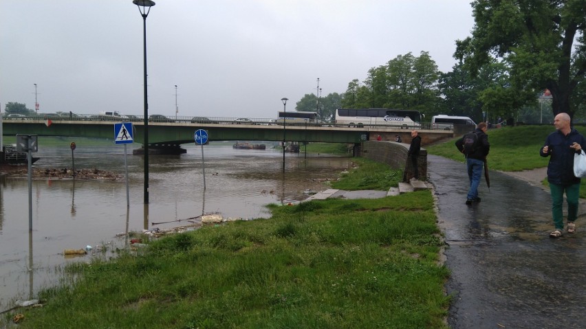 Alarm powodziowy w Krakowie. Fala kulminacyjna na Wiśle [NA ŻYWO]