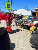 Wypadek w Liszkach. Zderzenie motocykla z samochodem osobowym na drodze wojewódzkiej. Motocyklista wjechał w stragany