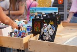 Targi Sztuk Pięknych na poznańskim rynku Łazarskim. Zobacz na zdjęciach co można upolować!