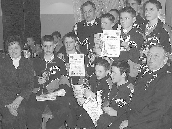 Młodzi strażacy z radną Ostrowską,  prezesem Mojzesowiczem i  naczelnikiem OSP Gogolinek,  Zbigniewem Paraszczukiem - ojcem ich  sukcesów, bo przygotował ich do  zawodów.
