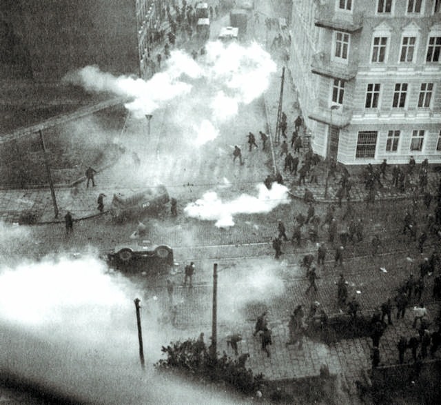 Gdańsk, grudzień 1970 r. Na ulicach trwają walki. Do stłumienia protestu użyto broni palnej.  Decyzję podjął I sekretarz KC PZPR Władysław Gomułka.