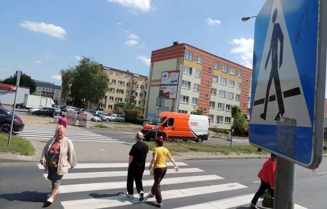 Przejście dla pieszych na ul. Grudziądzkiej (na wysokości ul. Jeśmanowicza) zyska przy okazji rozbudowy ścieki rowerowej nowe, aktywne oznakowanie