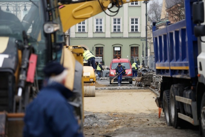 Kraków. Rozpoczął się remont Rynku Głównego [ZDJĘCIA]