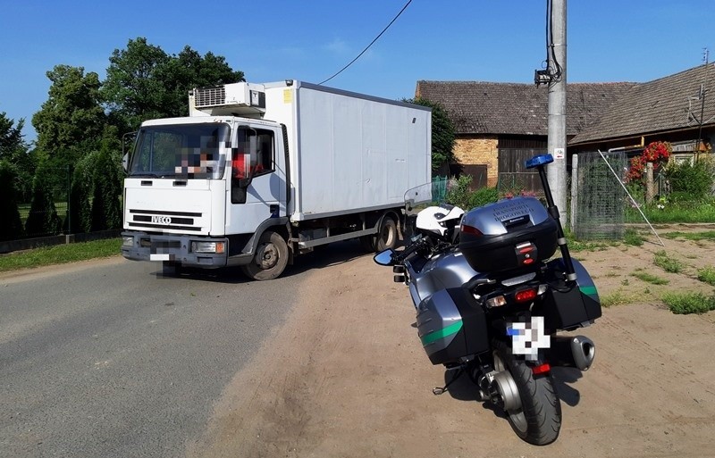 Pracownicy wracali ze zbioru truskawek na pace ciężarówki. Kierowca ukarany trzema mandatami