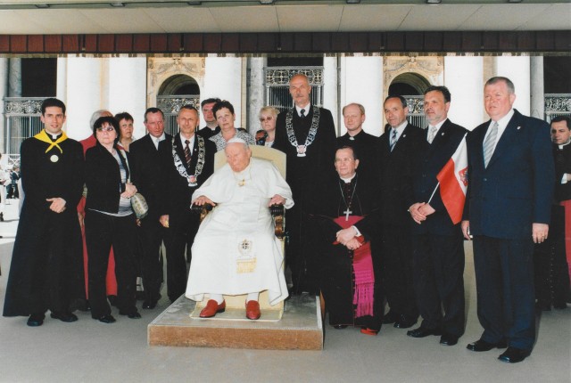 26 maja 2004 roku przebywająca w Watykanie delegacja Inowrocławia wręczyła papieżowi Janowi Pawłowi II insygnia Honorowego Obywatela Miasta Inowrocławia