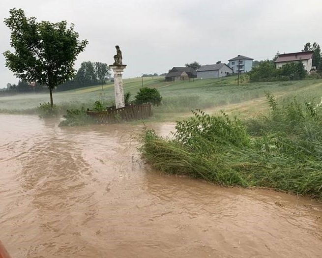 Zawalony budynek stodoły, zerwany dach, zalane piwnice....