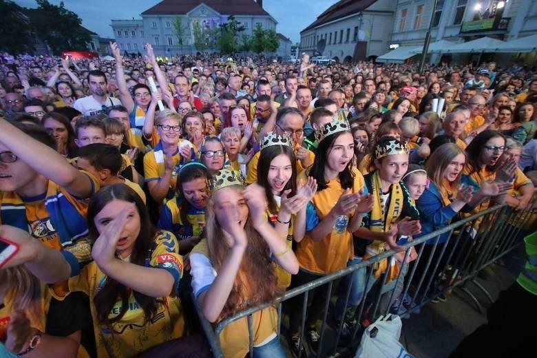 Tysiące ludzi na Rynku. 4 lata temu Kielce świętowały potrójną koronę piłkarzy ręcznych VIVE [ZDJĘCIA, FILM]