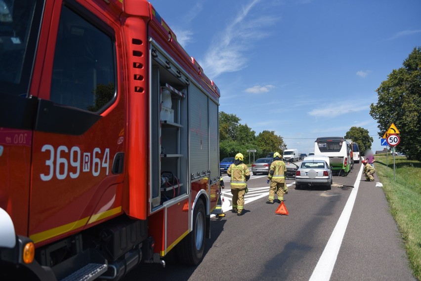 Wypadek na DK 77 w Duńkowiczkach koło Przemyśla. Kierujący passatem wbił się w busa [ZDJĘCIA]