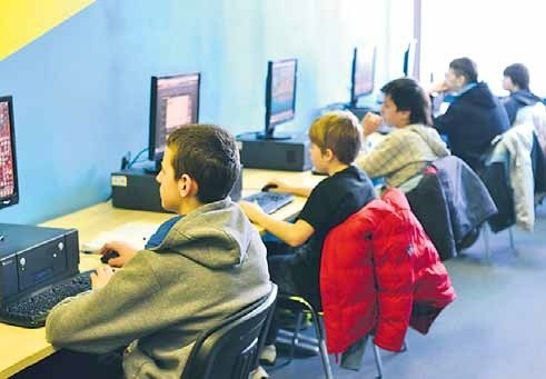 Młodzi ludzie korzystali z pracowni komputerowej MOK-u.