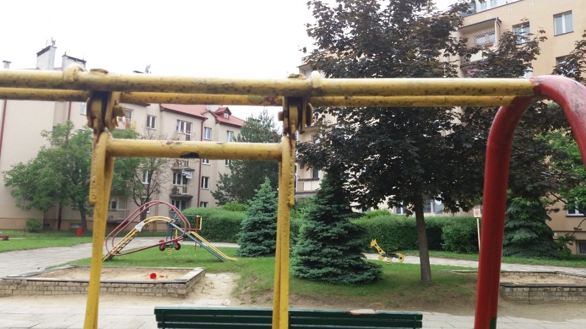 Plac zabaw na osiedlu Pobitno w Rzeszowie od 20 lat bez remontu. Mieszkańcy boją się wypuszczać na niego dzieci