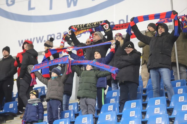 05.02.2022 r. Kibice na meczu Piast Gliwice - Pogoń Szczecin.  Zobacz kolejne zdjęcia. Przesuwaj zdjęcia w prawo - naciśnij strzałkę lub przycisk NASTĘPNE