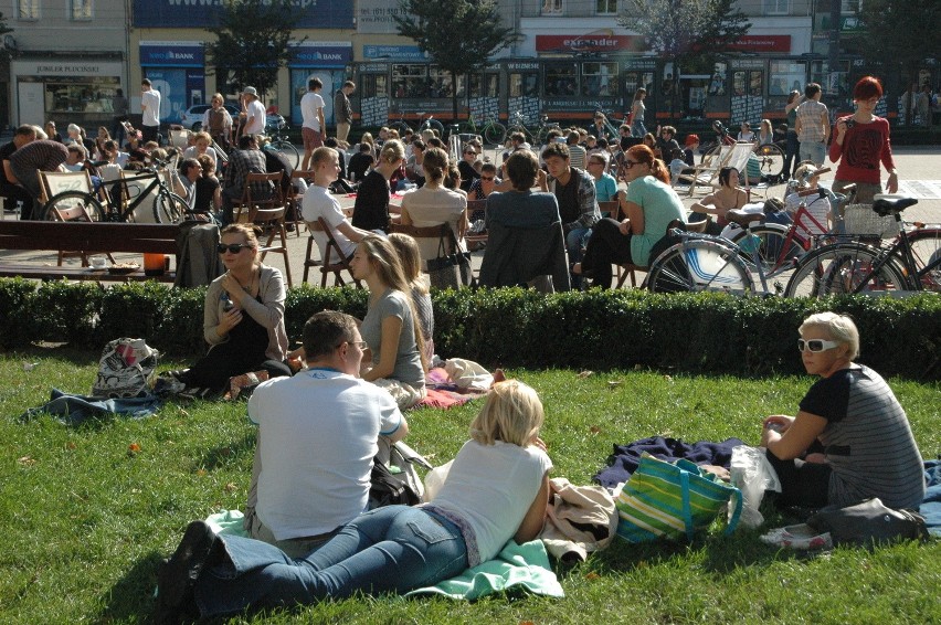 Poznań: Kilkaset osób zjadło śniadanie na pl. Wolności [ZDJĘCIA]