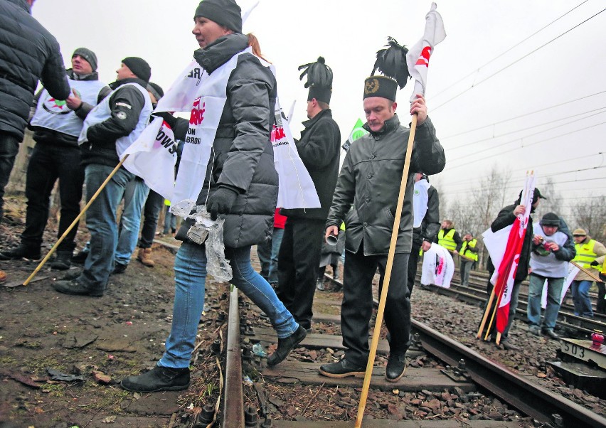 W Katowicach protestujący zablokowali wczoraj przed...
