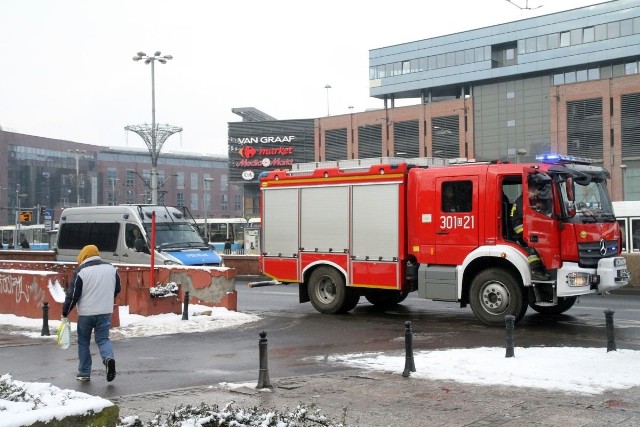 Alarm bombowy przy Galerii Dominikańskiej.