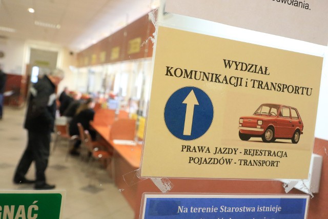 Starostwo zamknęło się przed interesantami, ale urzędnicy wciąż pracują.