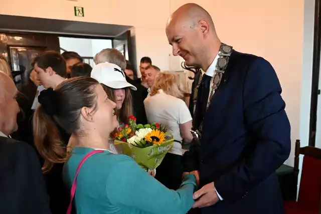 Po złożeniu ślubowania Paweł Niedźwiedź odebrał gratulacje od przyjaciół, pracowników Urzędu Miasta i osób, które wspierały go podczas kampanii wyborczej.