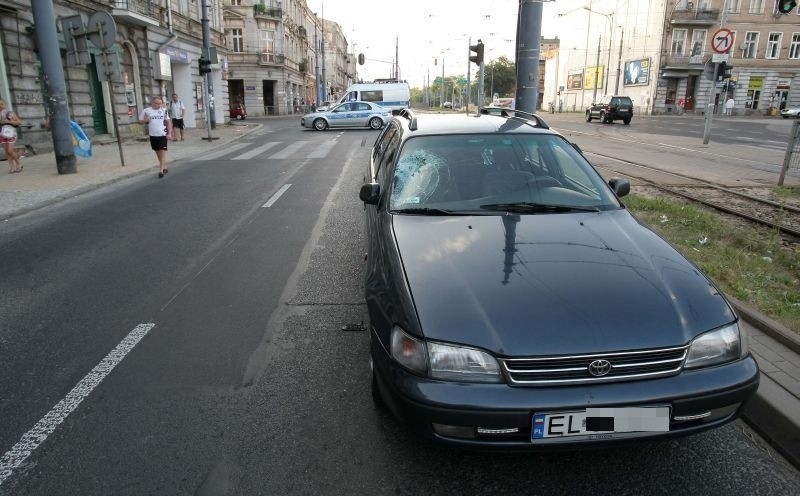 Po pijanemu przechodził przez jezdnię