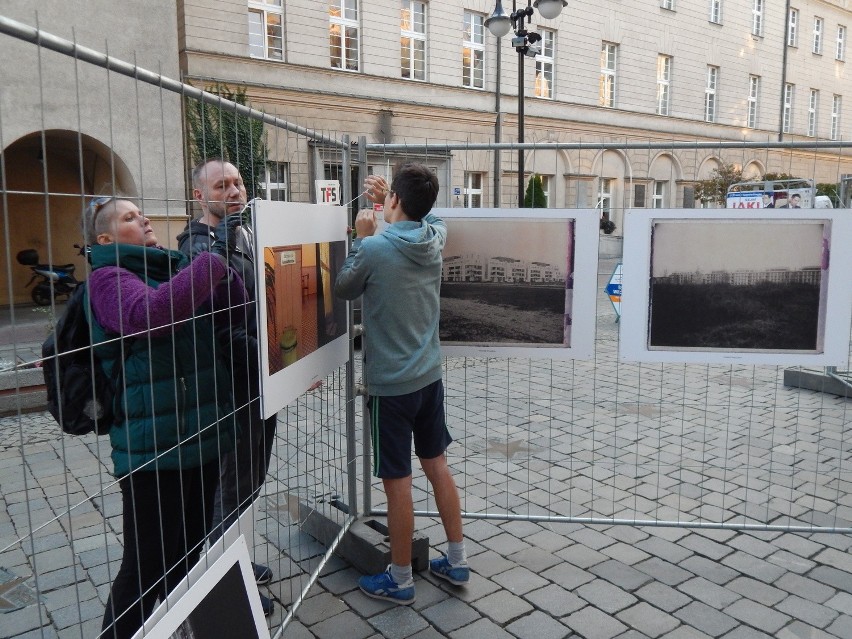 Zobacz, jak powstaje Opolski Festiwal Fotografii. Pierwsza wystawa już w Rynku [wideo, zdjęcia]