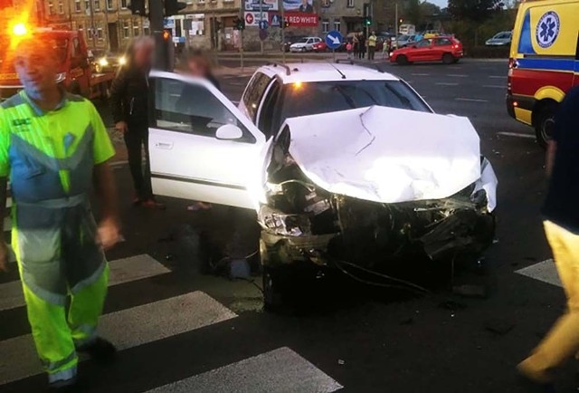 Do wypadku doszło w sobotę, 13 października, na skrzyżowaniu ulic Grobla i Woskowej w Gorzowie. Zderzyły się chevrolet i peugeot. Sprawca najprawdopodobniej zasłabł podczas jazdy. Kierujący peugeotem jechał z centrum w kierunku Zakanala. Chevrolet jechał od Zakanala i skręcał w ul. Woskową. Wtedy wymusił pierwszeństwo na kierującym peugeotem. Doszło do bardzo mocnego zderzenia. – Podbiegłem do rozbitych samochodów i zacząłem pomagać rannym osobom. Z jednego z samochodów wyszedł mężczyzna bez butów. Zabrałem go z drogi – relacjonuje Jarosław Baryła. Najprawdopodobniej kierujący chevroletem zasłabł podczas jazdy. Mężczyzna powiedział, że choruje na cukrzycę. Po chwili, tuż przy miejscu wypadku, wywrócił się również motocyklista. Na szczęście nic mu się nie stało. Karetki pogotowia zabrały do szpitala trzy ranne osoby. WIDEO: wypadki drogowe - pierwsza pomoc