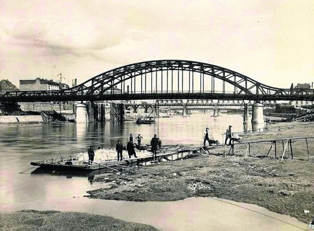 Most Józefa Piłsudskiego w końcowej fazie budowy