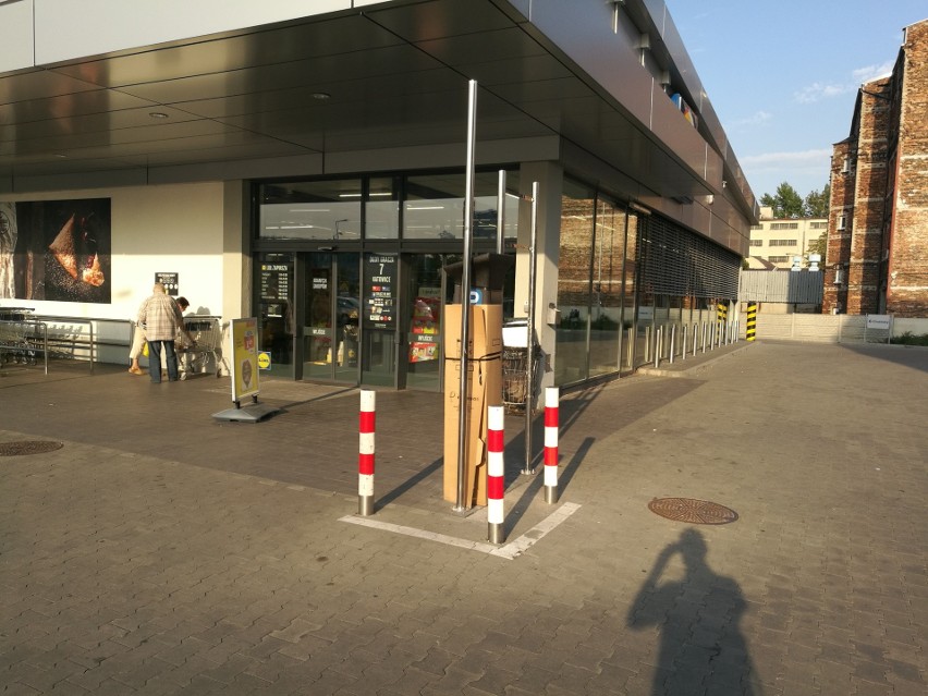 Katowice: Szlabany i parkomaty przy Lidlach. Nie będzie już gdzie zaparkować? 