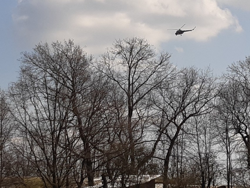 Policyjny helikopter nad miastem pilnuje 2 metrów odstępu